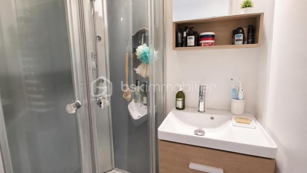Charmante maison entièrement rénovée au cœur de Pomponne !

Laissez-vous séduire par cette agréable maison d'environ 82 m², entièrement rénovée, alliant le charme de l'ancien au confort d'aujourd'hui.

Dès l'entrée, vous découvrirez un intérieur chaleureux et fonctionnel, idéal pour une famille, un couple ou encore une profession libérale grâce à son agencement permettant de concilier facilement vie personnelle et activité professionnelle.

Elle se compose de :
Une belle pièce de vie conviviale,
Une cuisine fonctionnelle,
Deux chambres, un bureau ou chambre d'enfant, idéal pour le télétravail ou une activité indépendante,
Une salle d'eau moderne,
Un garage offrant un bel espace de stockage.

Côté confort :
✅ Maison entièrement rénovée. 
✅ Poêle à granulés récent complété par des radiateurs électriques à inertie. 
✅ Fenêtres PVC double vitrage. 
✅ VMC. 
✅ DPE : D, garantissant un bon niveau de performance énergétique. 

Située à Pomponne, cette maison bénéficie d'un emplacement recherché, à proximité des commerces, des écoles et des transports, tout en offrant un cadre de vie agréable.

Que vous recherchiez votre résidence principale ou un bien permettant d'exercer une profession libérale, cette maison saura répondre à vos attentes.

📞 Une visite s'impose pour découvrir tout son potentiel !