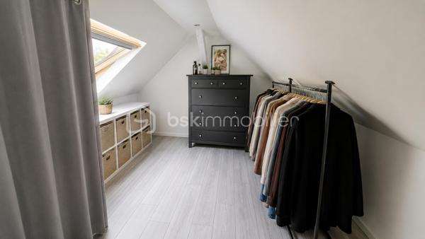 Charmante maison entièrement rénovée au cœur de Pomponne !

Laissez-vous séduire par cette agréable maison d'environ 82 m², entièrement rénovée, alliant le charme de l'ancien au confort d'aujourd'hui.

Dès l'entrée, vous découvrirez un intérieur chaleureux et fonctionnel, idéal pour une famille, un couple ou encore une profession libérale grâce à son agencement permettant de concilier facilement vie personnelle et activité professionnelle.

Elle se compose de :
Une belle pièce de vie conviviale,
Une cuisine fonctionnelle,
Deux chambres, un bureau ou chambre d'enfant, idéal pour le télétravail ou une activité indépendante,
Une salle d'eau moderne,
Un garage offrant un bel espace de stockage.

Côté confort :
✅ Maison entièrement rénovée. 
✅ Poêle à granulés récent complété par des radiateurs électriques à inertie. 
✅ Fenêtres PVC double vitrage. 
✅ VMC. 
✅ DPE : D, garantissant un bon niveau de performance énergétique. 

Située à Pomponne, cette maison bénéficie d'un emplacement recherché, à proximité des commerces, des écoles et des transports, tout en offrant un cadre de vie agréable.

Que vous recherchiez votre résidence principale ou un bien permettant d'exercer une profession libérale, cette maison saura répondre à vos attentes.

📞 Une visite s'impose pour découvrir tout son potentiel !