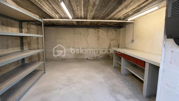 Charmante maison entièrement rénovée au cœur de Pomponne !

Laissez-vous séduire par cette agréable maison d'environ 82 m², entièrement rénovée, alliant le charme de l'ancien au confort d'aujourd'hui.

Dès l'entrée, vous découvrirez un intérieur chaleureux et fonctionnel, idéal pour une famille, un couple ou encore une profession libérale grâce à son agencement permettant de concilier facilement vie personnelle et activité professionnelle.

Elle se compose de :
Une belle pièce de vie conviviale,
Une cuisine fonctionnelle,
Deux chambres, un bureau ou chambre d'enfant, idéal pour le télétravail ou une activité indépendante,
Une salle d'eau moderne,
Un garage offrant un bel espace de stockage.

Côté confort :
✅ Maison entièrement rénovée. 
✅ Poêle à granulés récent complété par des radiateurs électriques à inertie. 
✅ Fenêtres PVC double vitrage. 
✅ VMC. 
✅ DPE : D, garantissant un bon niveau de performance énergétique. 

Située à Pomponne, cette maison bénéficie d'un emplacement recherché, à proximité des commerces, des écoles et des transports, tout en offrant un cadre de vie agréable.

Que vous recherchiez votre résidence principale ou un bien permettant d'exercer une profession libérale, cette maison saura répondre à vos attentes.

📞 Une visite s'impose pour découvrir tout son potentiel !