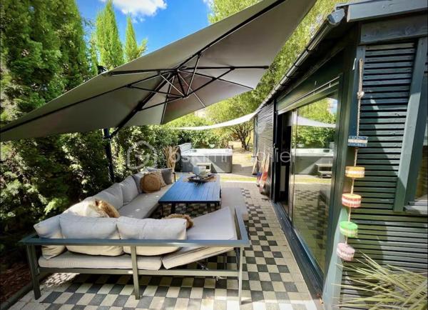 Cette maison contemporaine conçue pour le confort et l'art de vivre vous accueille par une cour pavée, fermée et sécurisée permettant de garer 2 voitures.
Dès l'entrée, découvrez une pièce de vie de 40 m2 intégrant une cuisine aménagée et entièrement équipée, et s'ouvrant sur une véranda-pergola de 17 m2 qui prolonge les espaces intérieurs.
Buanderie fonctionnelle, wc indépendant.
A l'extérieur tout est conçu pour la détente : Une terrasse à l'abri des regards avec un espace SPA, une chambre indépendante de plain-pied avec son coin salle d'eau, et un long jardin paysagé, véritable havre de paix en coeur de ville.
A l'étage, l'espace nuit se distingue par son confort avec 3 chambres disposant chacune de leur salle d'eau privative. wc indépendant.
Un atout rare : un locatif indépendant de 36 m2 en duplex et bénéficiant d'un accès indépendant sur rue, parfait pour revenu locatif immédiat, activité libérale, ou logement pour un proche. Actuellement loué 835€ par mois.
Menuiseries Aluminium, chauffage électrique, nombreux rangements. Parfaitement entretenu, aucuns travaux à prévoir.
Commerces de proximité, marché, bus, nouvelle ligne de tram à quelques minutes à pied. Quartier calme.