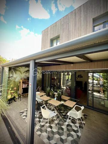 Cette maison contemporaine conçue pour le confort et l'art de vivre vous accueille par une cour pavée, fermée et sécurisée permettant de garer 2 voitures.
Dès l'entrée, découvrez une pièce de vie de 40 m2 intégrant une cuisine aménagée et entièrement équipée, et s'ouvrant sur une véranda-pergola de 17 m2 qui prolonge les espaces intérieurs.
Buanderie fonctionnelle, wc indépendant.
A l'extérieur tout est conçu pour la détente : Une terrasse à l'abri des regards avec un espace SPA, une chambre indépendante de plain-pied avec son coin salle d'eau, et un long jardin paysagé, véritable havre de paix en coeur de ville.
A l'étage, l'espace nuit se distingue par son confort avec 3 chambres disposant chacune de leur salle d'eau privative. wc indépendant.
Un atout rare : un locatif indépendant de 36 m2 en duplex et bénéficiant d'un accès indépendant sur rue, parfait pour revenu locatif immédiat, activité libérale, ou logement pour un proche. Actuellement loué 835€ par mois.
Menuiseries Aluminium, chauffage électrique, nombreux rangements. Parfaitement entretenu, aucuns travaux à prévoir.
Commerces de proximité, marché, bus, nouvelle ligne de tram à quelques minutes à pied. Quartier calme.