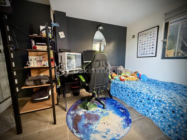 Cette maison contemporaine conçue pour le confort et l'art de vivre vous accueille par une cour pavée, fermée et sécurisée permettant de garer 2 voitures.
Dès l'entrée, découvrez une pièce de vie de 40 m2 intégrant une cuisine aménagée et entièrement équipée, et s'ouvrant sur une véranda-pergola de 17 m2 qui prolonge les espaces intérieurs.
Buanderie fonctionnelle, wc indépendant.
A l'extérieur tout est conçu pour la détente : Une terrasse à l'abri des regards avec un espace SPA, une chambre indépendante de plain-pied avec son coin salle d'eau, et un long jardin paysagé, véritable havre de paix en coeur de ville.
A l'étage, l'espace nuit se distingue par son confort avec 3 chambres disposant chacune de leur salle d'eau privative. wc indépendant.
Un atout rare : un locatif indépendant de 36 m2 en duplex et bénéficiant d'un accès indépendant sur rue, parfait pour revenu locatif immédiat, activité libérale, ou logement pour un proche. Actuellement loué 835€ par mois.
Menuiseries Aluminium, chauffage électrique, nombreux rangements. Parfaitement entretenu, aucuns travaux à prévoir.
Commerces de proximité, marché, bus, nouvelle ligne de tram à quelques minutes à pied. Quartier calme.