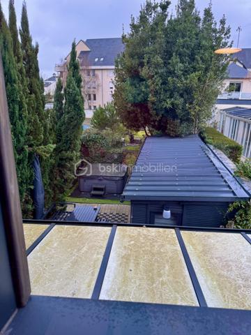 Cette maison contemporaine conçue pour le confort et l'art de vivre vous accueille par une cour pavée, fermée et sécurisée permettant de garer 2 voitures.
Dès l'entrée, découvrez une pièce de vie de 40 m2 intégrant une cuisine aménagée et entièrement équipée, et s'ouvrant sur une véranda-pergola de 17 m2 qui prolonge les espaces intérieurs.
Buanderie fonctionnelle, wc indépendant.
A l'extérieur tout est conçu pour la détente : Une terrasse à l'abri des regards avec un espace SPA, une chambre indépendante de plain-pied avec son coin salle d'eau, et un long jardin paysagé, véritable havre de paix en coeur de ville.
A l'étage, l'espace nuit se distingue par son confort avec 3 chambres disposant chacune de leur salle d'eau privative. wc indépendant.
Un atout rare : un locatif indépendant de 36 m2 en duplex et bénéficiant d'un accès indépendant sur rue, parfait pour revenu locatif immédiat, activité libérale, ou logement pour un proche. Actuellement loué 835€ par mois.
Menuiseries Aluminium, chauffage électrique, nombreux rangements. Parfaitement entretenu, aucuns travaux à prévoir.
Commerces de proximité, marché, bus, nouvelle ligne de tram à quelques minutes à pied. Quartier calme.