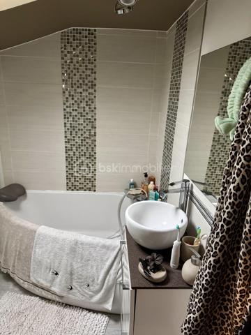 Cette maison contemporaine conçue pour le confort et l'art de vivre vous accueille par une cour pavée, fermée et sécurisée permettant de garer 2 voitures.
Dès l'entrée, découvrez une pièce de vie de 40 m2 intégrant une cuisine aménagée et entièrement équipée, et s'ouvrant sur une véranda-pergola de 17 m2 qui prolonge les espaces intérieurs.
Buanderie fonctionnelle, wc indépendant.
A l'extérieur tout est conçu pour la détente : Une terrasse à l'abri des regards avec un espace SPA, une chambre indépendante de plain-pied avec son coin salle d'eau, et un long jardin paysagé, véritable havre de paix en coeur de ville.
A l'étage, l'espace nuit se distingue par son confort avec 3 chambres disposant chacune de leur salle d'eau privative. wc indépendant.
Un atout rare : un locatif indépendant de 36 m2 en duplex et bénéficiant d'un accès indépendant sur rue, parfait pour revenu locatif immédiat, activité libérale, ou logement pour un proche. Actuellement loué 835€ par mois.
Menuiseries Aluminium, chauffage électrique, nombreux rangements. Parfaitement entretenu, aucuns travaux à prévoir.
Commerces de proximité, marché, bus, nouvelle ligne de tram à quelques minutes à pied. Quartier calme.