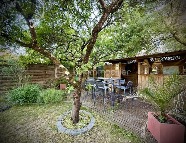 Cette maison contemporaine conçue pour le confort et l'art de vivre vous accueille par une cour pavée, fermée et sécurisée permettant de garer 2 voitures.
Dès l'entrée, découvrez une pièce de vie de 40 m2 intégrant une cuisine aménagée et entièrement équipée, et s'ouvrant sur une véranda-pergola de 17 m2 qui prolonge les espaces intérieurs.
Buanderie fonctionnelle, wc indépendant.
A l'extérieur tout est conçu pour la détente : Une terrasse à l'abri des regards avec un espace SPA, une chambre indépendante de plain-pied avec son coin salle d'eau, et un long jardin paysagé, véritable havre de paix en coeur de ville.
A l'étage, l'espace nuit se distingue par son confort avec 3 chambres disposant chacune de leur salle d'eau privative. wc indépendant.
Un atout rare : un locatif indépendant de 36 m2 en duplex et bénéficiant d'un accès indépendant sur rue, parfait pour revenu locatif immédiat, activité libérale, ou logement pour un proche. Actuellement loué 835€ par mois.
Menuiseries Aluminium, chauffage électrique, nombreux rangements. Parfaitement entretenu, aucuns travaux à prévoir.
Commerces de proximité, marché, bus, nouvelle ligne de tram à quelques minutes à pied. Quartier calme.