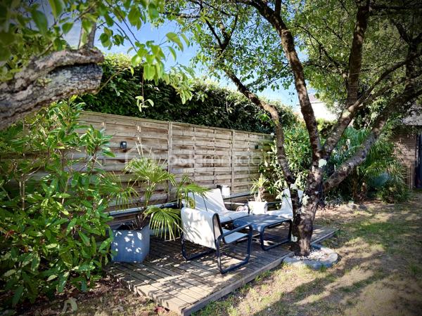 Cette maison contemporaine conçue pour le confort et l'art de vivre vous accueille par une cour pavée, fermée et sécurisée permettant de garer 2 voitures.
Dès l'entrée, découvrez une pièce de vie de 40 m2 intégrant une cuisine aménagée et entièrement équipée, et s'ouvrant sur une véranda-pergola de 17 m2 qui prolonge les espaces intérieurs.
Buanderie fonctionnelle, wc indépendant.
A l'extérieur tout est conçu pour la détente : Une terrasse à l'abri des regards avec un espace SPA, une chambre indépendante de plain-pied avec son coin salle d'eau, et un long jardin paysagé, véritable havre de paix en coeur de ville.
A l'étage, l'espace nuit se distingue par son confort avec 3 chambres disposant chacune de leur salle d'eau privative. wc indépendant.
Un atout rare : un locatif indépendant de 36 m2 en duplex et bénéficiant d'un accès indépendant sur rue, parfait pour revenu locatif immédiat, activité libérale, ou logement pour un proche. Actuellement loué 835€ par mois.
Menuiseries Aluminium, chauffage électrique, nombreux rangements. Parfaitement entretenu, aucuns travaux à prévoir.
Commerces de proximité, marché, bus, nouvelle ligne de tram à quelques minutes à pied. Quartier calme.