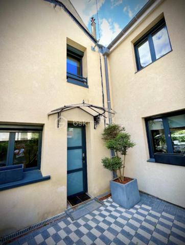 Cette maison contemporaine conçue pour le confort et l'art de vivre vous accueille par une cour pavée, fermée et sécurisée permettant de garer 2 voitures.
Dès l'entrée, découvrez une pièce de vie de 40 m2 intégrant une cuisine aménagée et entièrement équipée, et s'ouvrant sur une véranda-pergola de 17 m2 qui prolonge les espaces intérieurs.
Buanderie fonctionnelle, wc indépendant.
A l'extérieur tout est conçu pour la détente : Une terrasse à l'abri des regards avec un espace SPA, une chambre indépendante de plain-pied avec son coin salle d'eau, et un long jardin paysagé, véritable havre de paix en coeur de ville.
A l'étage, l'espace nuit se distingue par son confort avec 3 chambres disposant chacune de leur salle d'eau privative. wc indépendant.
Un atout rare : un locatif indépendant de 36 m2 en duplex et bénéficiant d'un accès indépendant sur rue, parfait pour revenu locatif immédiat, activité libérale, ou logement pour un proche. Actuellement loué 835€ par mois.
Menuiseries Aluminium, chauffage électrique, nombreux rangements. Parfaitement entretenu, aucuns travaux à prévoir.
Commerces de proximité, marché, bus, nouvelle ligne de tram à quelques minutes à pied. Quartier calme.