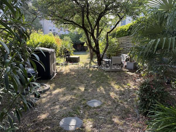 Cette maison contemporaine conçue pour le confort et l'art de vivre vous accueille par une cour pavée, fermée et sécurisée permettant de garer 2 voitures.
Dès l'entrée, découvrez une pièce de vie de 40 m2 intégrant une cuisine aménagée et entièrement équipée, et s'ouvrant sur une véranda-pergola de 17 m2 qui prolonge les espaces intérieurs.
Buanderie fonctionnelle, wc indépendant.
A l'extérieur tout est conçu pour la détente : Une terrasse à l'abri des regards avec un espace SPA, une chambre indépendante de plain-pied avec son coin salle d'eau, et un long jardin paysagé, véritable havre de paix en coeur de ville.
A l'étage, l'espace nuit se distingue par son confort avec 3 chambres disposant chacune de leur salle d'eau privative. wc indépendant.
Un atout rare : un locatif indépendant de 36 m2 en duplex et bénéficiant d'un accès indépendant sur rue, parfait pour revenu locatif immédiat, activité libérale, ou logement pour un proche. Actuellement loué 835€ par mois.
Menuiseries Aluminium, chauffage électrique, nombreux rangements. Parfaitement entretenu, aucuns travaux à prévoir.
Commerces de proximité, marché, bus, nouvelle ligne de tram à quelques minutes à pied. Quartier calme.