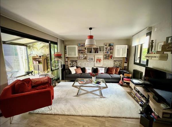 Cette maison contemporaine conçue pour le confort et l'art de vivre vous accueille par une cour pavée, fermée et sécurisée permettant de garer 2 voitures.
Dès l'entrée, découvrez une pièce de vie de 40 m2 intégrant une cuisine aménagée et entièrement équipée, et s'ouvrant sur une véranda-pergola de 17 m2 qui prolonge les espaces intérieurs.
Buanderie fonctionnelle, wc indépendant.
A l'extérieur tout est conçu pour la détente : Une terrasse à l'abri des regards avec un espace SPA, une chambre indépendante de plain-pied avec son coin salle d'eau, et un long jardin paysagé, véritable havre de paix en coeur de ville.
A l'étage, l'espace nuit se distingue par son confort avec 3 chambres disposant chacune de leur salle d'eau privative. wc indépendant.
Un atout rare : un locatif indépendant de 36 m2 en duplex et bénéficiant d'un accès indépendant sur rue, parfait pour revenu locatif immédiat, activité libérale, ou logement pour un proche. Actuellement loué 835€ par mois.
Menuiseries Aluminium, chauffage électrique, nombreux rangements. Parfaitement entretenu, aucuns travaux à prévoir.
Commerces de proximité, marché, bus, nouvelle ligne de tram à quelques minutes à pied. Quartier calme.