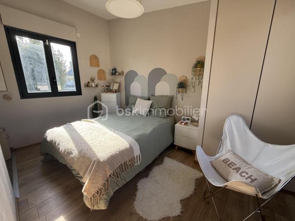 Cette maison contemporaine conçue pour le confort et l'art de vivre vous accueille par une cour pavée, fermée et sécurisée permettant de garer 2 voitures.
Dès l'entrée, découvrez une pièce de vie de 40 m2 intégrant une cuisine aménagée et entièrement équipée, et s'ouvrant sur une véranda-pergola de 17 m2 qui prolonge les espaces intérieurs.
Buanderie fonctionnelle, wc indépendant.
A l'extérieur tout est conçu pour la détente : Une terrasse à l'abri des regards avec un espace SPA, une chambre indépendante de plain-pied avec son coin salle d'eau, et un long jardin paysagé, véritable havre de paix en coeur de ville.
A l'étage, l'espace nuit se distingue par son confort avec 3 chambres disposant chacune de leur salle d'eau privative. wc indépendant.
Un atout rare : un locatif indépendant de 36 m2 en duplex et bénéficiant d'un accès indépendant sur rue, parfait pour revenu locatif immédiat, activité libérale, ou logement pour un proche. Actuellement loué 835€ par mois.
Menuiseries Aluminium, chauffage électrique, nombreux rangements. Parfaitement entretenu, aucuns travaux à prévoir.
Commerces de proximité, marché, bus, nouvelle ligne de tram à quelques minutes à pied. Quartier calme.