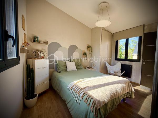 Cette maison contemporaine conçue pour le confort et l'art de vivre vous accueille par une cour pavée, fermée et sécurisée permettant de garer 2 voitures.
Dès l'entrée, découvrez une pièce de vie de 40 m2 intégrant une cuisine aménagée et entièrement équipée, et s'ouvrant sur une véranda-pergola de 17 m2 qui prolonge les espaces intérieurs.
Buanderie fonctionnelle, wc indépendant.
A l'extérieur tout est conçu pour la détente : Une terrasse à l'abri des regards avec un espace SPA, une chambre indépendante de plain-pied avec son coin salle d'eau, et un long jardin paysagé, véritable havre de paix en coeur de ville.
A l'étage, l'espace nuit se distingue par son confort avec 3 chambres disposant chacune de leur salle d'eau privative. wc indépendant.
Un atout rare : un locatif indépendant de 36 m2 en duplex et bénéficiant d'un accès indépendant sur rue, parfait pour revenu locatif immédiat, activité libérale, ou logement pour un proche. Actuellement loué 835€ par mois.
Menuiseries Aluminium, chauffage électrique, nombreux rangements. Parfaitement entretenu, aucuns travaux à prévoir.
Commerces de proximité, marché, bus, nouvelle ligne de tram à quelques minutes à pied. Quartier calme.