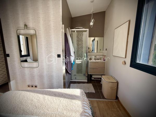 Cette maison contemporaine conçue pour le confort et l'art de vivre vous accueille par une cour pavée, fermée et sécurisée permettant de garer 2 voitures.
Dès l'entrée, découvrez une pièce de vie de 40 m2 intégrant une cuisine aménagée et entièrement équipée, et s'ouvrant sur une véranda-pergola de 17 m2 qui prolonge les espaces intérieurs.
Buanderie fonctionnelle, wc indépendant.
A l'extérieur tout est conçu pour la détente : Une terrasse à l'abri des regards avec un espace SPA, une chambre indépendante de plain-pied avec son coin salle d'eau, et un long jardin paysagé, véritable havre de paix en coeur de ville.
A l'étage, l'espace nuit se distingue par son confort avec 3 chambres disposant chacune de leur salle d'eau privative. wc indépendant.
Un atout rare : un locatif indépendant de 36 m2 en duplex et bénéficiant d'un accès indépendant sur rue, parfait pour revenu locatif immédiat, activité libérale, ou logement pour un proche. Actuellement loué 835€ par mois.
Menuiseries Aluminium, chauffage électrique, nombreux rangements. Parfaitement entretenu, aucuns travaux à prévoir.
Commerces de proximité, marché, bus, nouvelle ligne de tram à quelques minutes à pied. Quartier calme.