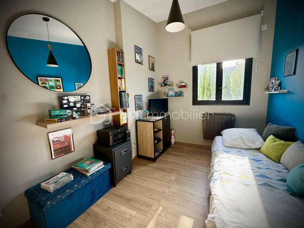 Cette maison contemporaine conçue pour le confort et l'art de vivre vous accueille par une cour pavée, fermée et sécurisée permettant de garer 2 voitures.
Dès l'entrée, découvrez une pièce de vie de 40 m2 intégrant une cuisine aménagée et entièrement équipée, et s'ouvrant sur une véranda-pergola de 17 m2 qui prolonge les espaces intérieurs.
Buanderie fonctionnelle, wc indépendant.
A l'extérieur tout est conçu pour la détente : Une terrasse à l'abri des regards avec un espace SPA, une chambre indépendante de plain-pied avec son coin salle d'eau, et un long jardin paysagé, véritable havre de paix en coeur de ville.
A l'étage, l'espace nuit se distingue par son confort avec 3 chambres disposant chacune de leur salle d'eau privative. wc indépendant.
Un atout rare : un locatif indépendant de 36 m2 en duplex et bénéficiant d'un accès indépendant sur rue, parfait pour revenu locatif immédiat, activité libérale, ou logement pour un proche. Actuellement loué 835€ par mois.
Menuiseries Aluminium, chauffage électrique, nombreux rangements. Parfaitement entretenu, aucuns travaux à prévoir.
Commerces de proximité, marché, bus, nouvelle ligne de tram à quelques minutes à pied. Quartier calme.