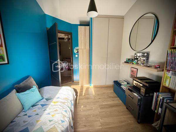 Cette maison contemporaine conçue pour le confort et l'art de vivre vous accueille par une cour pavée, fermée et sécurisée permettant de garer 2 voitures.
Dès l'entrée, découvrez une pièce de vie de 40 m2 intégrant une cuisine aménagée et entièrement équipée, et s'ouvrant sur une véranda-pergola de 17 m2 qui prolonge les espaces intérieurs.
Buanderie fonctionnelle, wc indépendant.
A l'extérieur tout est conçu pour la détente : Une terrasse à l'abri des regards avec un espace SPA, une chambre indépendante de plain-pied avec son coin salle d'eau, et un long jardin paysagé, véritable havre de paix en coeur de ville.
A l'étage, l'espace nuit se distingue par son confort avec 3 chambres disposant chacune de leur salle d'eau privative. wc indépendant.
Un atout rare : un locatif indépendant de 36 m2 en duplex et bénéficiant d'un accès indépendant sur rue, parfait pour revenu locatif immédiat, activité libérale, ou logement pour un proche. Actuellement loué 835€ par mois.
Menuiseries Aluminium, chauffage électrique, nombreux rangements. Parfaitement entretenu, aucuns travaux à prévoir.
Commerces de proximité, marché, bus, nouvelle ligne de tram à quelques minutes à pied. Quartier calme.
