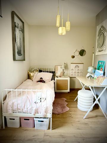Cette maison contemporaine conçue pour le confort et l'art de vivre vous accueille par une cour pavée, fermée et sécurisée permettant de garer 2 voitures.
Dès l'entrée, découvrez une pièce de vie de 40 m2 intégrant une cuisine aménagée et entièrement équipée, et s'ouvrant sur une véranda-pergola de 17 m2 qui prolonge les espaces intérieurs.
Buanderie fonctionnelle, wc indépendant.
A l'extérieur tout est conçu pour la détente : Une terrasse à l'abri des regards avec un espace SPA, une chambre indépendante de plain-pied avec son coin salle d'eau, et un long jardin paysagé, véritable havre de paix en coeur de ville.
A l'étage, l'espace nuit se distingue par son confort avec 3 chambres disposant chacune de leur salle d'eau privative. wc indépendant.
Un atout rare : un locatif indépendant de 36 m2 en duplex et bénéficiant d'un accès indépendant sur rue, parfait pour revenu locatif immédiat, activité libérale, ou logement pour un proche. Actuellement loué 835€ par mois.
Menuiseries Aluminium, chauffage électrique, nombreux rangements. Parfaitement entretenu, aucuns travaux à prévoir.
Commerces de proximité, marché, bus, nouvelle ligne de tram à quelques minutes à pied. Quartier calme.