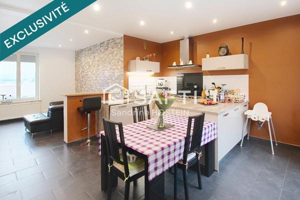 Maison, libre 3 côtés avec 4 chambres, terasse, garage et jardin