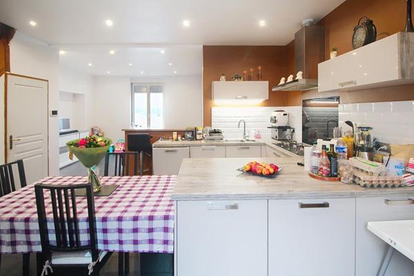 Maison, libre 3 côtés avec 4 chambres, terasse, garage et jardin