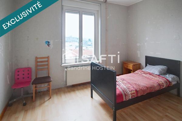 Maison, libre 3 côtés avec 4 chambres, terasse, garage et jardin