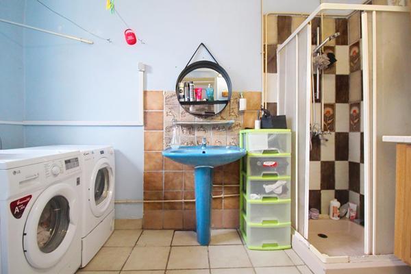 Maison, libre 3 côtés avec 4 chambres, terasse, garage et jardin