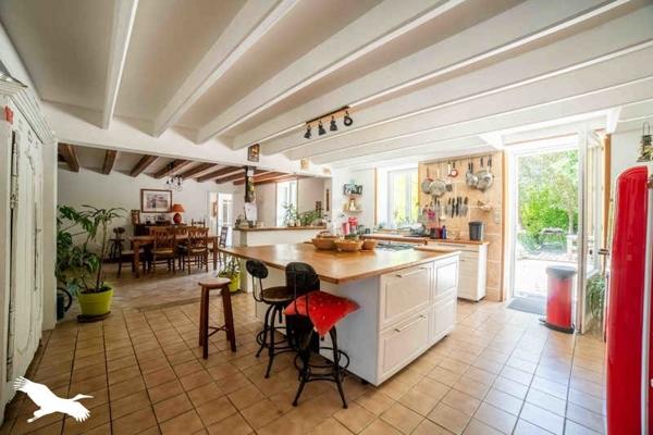 Maison à vendre |  Le Poiré-sur-Velluire |  5 pièces | 251 m²