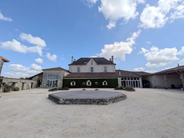 Magnifique manoir de 10 chambres , piscine et 2 maisons d'amis