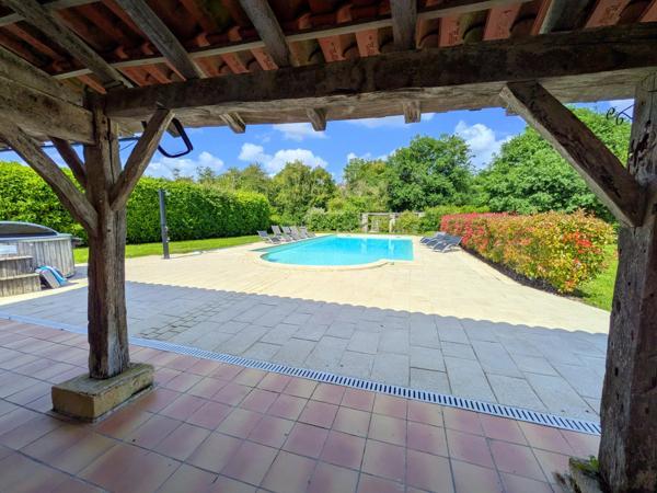 Magnifique manoir de 10 chambres , piscine et 2 maisons d'amis