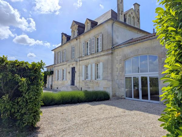 Magnifique manoir de 10 chambres , piscine et 2 maisons d'amis