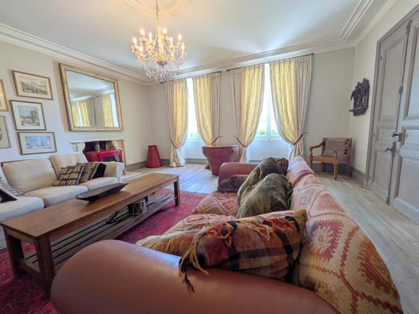 Magnifique manoir de 10 chambres , piscine et 2 maisons d'amis