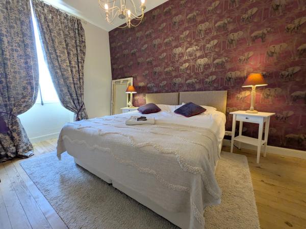 Magnifique manoir de 10 chambres , piscine et 2 maisons d'amis