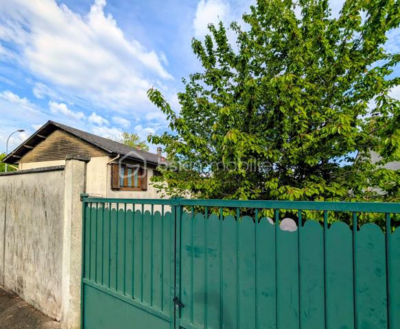 Maison à fort potentiel 4 pièces 85m² – WISSOUS (91320)
Quartier calme et recherché - 2 Chambres - Grand sous-sol avec garage + Garage annexe de 30m² environ
Idéal Rénovation & Aides Énergétiques

À la recherche d’un projet de vie sur-mesure ou d'un investissement à forte valorisation ? Découvrez en exclusivité cette maison individuelle offrant un potentiel rare sur le secteur prisé de Wissous. Édifiée sur une belle parcelle de 362 m², elle combine le calme d’un quartier résidentiel et la proximité des commodités.
- Des volumes généreux et évolutifs:
   D'une surface habitable d’environ 85 m² pour 120 m² utiles, le plan actuel propose :
  . Une pièce à vivre spacieuse : un bel espace lumineux à s'approprier pour créer votre salon-séjour idéal.
 . L'espace nuit : 2 chambres confortables et lumineuses.
 . Cuisine et salle de bain : espaces à réagencer, moderniser ou créer selon vos goûts.

- Des annexes exceptionnelles (Idéal artisan ou stockage):
 . Sous-sol total : comprenant un premier garage intégré et des espaces de stockage.
 . Garage indépendant : une annexe supplémentaire d’environ 30 m², rare sur le secteur, idéale pour un atelier, une profession libérale, ou du stationnement sécurisé.

- Le projet : Optimisation énergétique & Valorisation
. La maison nécessite des travaux de rénovation (isolation, système de chauffage, rafraîchissement général).
. Le + Performance : Ce profil de bien est le candidat parfait pour les dossiers de demandes d'aides à la rénovation énergétique. 
Améliorez le DPE et configurez une maison économe tout en créant une forte plus-value !

- Emplacement de premier choix
Située dans un environnement paisible et recherché de Wissous :
 . À deux pas des lignes de bus.
 . Commerces, écoles et services à proximité.
 . Accès aux axes routiers rapides (A6/A10/Orly).

-Planifiez votre visite :
Les biens offrant une telle surface utile et dépendances sont rares sur Wissous, si vous avez étudié votre capacité de financement, ne tardez pas à me contacter!
 
DPE : En cours (Logement à consommation énergétique excessive) / Les informations sur les risques auxquels ce bien est exposé sont disponibles sur le site Géorisques