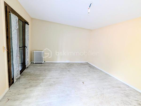 Maison à fort potentiel 4 pièces 85m² – WISSOUS (91320)
Quartier calme et recherché - 2 Chambres - Grand sous-sol avec garage + Garage annexe de 30m² environ
Idéal Rénovation & Aides Énergétiques

À la recherche d’un projet de vie sur-mesure ou d'un investissement à forte valorisation ? Découvrez en exclusivité cette maison individuelle offrant un potentiel rare sur le secteur prisé de Wissous. Édifiée sur une belle parcelle de 362 m², elle combine le calme d’un quartier résidentiel et la proximité des commodités.
- Des volumes généreux et évolutifs:
   D'une surface habitable d’environ 85 m² pour 120 m² utiles, le plan actuel propose :
  . Une pièce à vivre spacieuse : un bel espace lumineux à s'approprier pour créer votre salon-séjour idéal.
 . L'espace nuit : 2 chambres confortables et lumineuses.
 . Cuisine et salle de bain : espaces à réagencer, moderniser ou créer selon vos goûts.

- Des annexes exceptionnelles (Idéal artisan ou stockage):
 . Sous-sol total : comprenant un premier garage intégré et des espaces de stockage.
 . Garage indépendant : une annexe supplémentaire d’environ 30 m², rare sur le secteur, idéale pour un atelier, une profession libérale, ou du stationnement sécurisé.

- Le projet : Optimisation énergétique & Valorisation
. La maison nécessite des travaux de rénovation (isolation, système de chauffage, rafraîchissement général).
. Le + Performance : Ce profil de bien est le candidat parfait pour les dossiers de demandes d'aides à la rénovation énergétique. 
Améliorez le DPE et configurez une maison économe tout en créant une forte plus-value !

- Emplacement de premier choix
Située dans un environnement paisible et recherché de Wissous :
 . À deux pas des lignes de bus.
 . Commerces, écoles et services à proximité.
 . Accès aux axes routiers rapides (A6/A10/Orly).

-Planifiez votre visite :
Les biens offrant une telle surface utile et dépendances sont rares sur Wissous, si vous avez étudié votre capacité de financement, ne tardez pas à me contacter!
 
DPE : En cours (Logement à consommation énergétique excessive) / Les informations sur les risques auxquels ce bien est exposé sont disponibles sur le site Géorisques