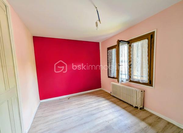 Maison à fort potentiel 4 pièces 85m² – WISSOUS (91320)
Quartier calme et recherché - 2 Chambres - Grand sous-sol avec garage + Garage annexe de 30m² environ
Idéal Rénovation & Aides Énergétiques

À la recherche d’un projet de vie sur-mesure ou d'un investissement à forte valorisation ? Découvrez en exclusivité cette maison individuelle offrant un potentiel rare sur le secteur prisé de Wissous. Édifiée sur une belle parcelle de 362 m², elle combine le calme d’un quartier résidentiel et la proximité des commodités.
- Des volumes généreux et évolutifs:
   D'une surface habitable d’environ 85 m² pour 120 m² utiles, le plan actuel propose :
  . Une pièce à vivre spacieuse : un bel espace lumineux à s'approprier pour créer votre salon-séjour idéal.
 . L'espace nuit : 2 chambres confortables et lumineuses.
 . Cuisine et salle de bain : espaces à réagencer, moderniser ou créer selon vos goûts.

- Des annexes exceptionnelles (Idéal artisan ou stockage):
 . Sous-sol total : comprenant un premier garage intégré et des espaces de stockage.
 . Garage indépendant : une annexe supplémentaire d’environ 30 m², rare sur le secteur, idéale pour un atelier, une profession libérale, ou du stationnement sécurisé.

- Le projet : Optimisation énergétique & Valorisation
. La maison nécessite des travaux de rénovation (isolation, système de chauffage, rafraîchissement général).
. Le + Performance : Ce profil de bien est le candidat parfait pour les dossiers de demandes d'aides à la rénovation énergétique. 
Améliorez le DPE et configurez une maison économe tout en créant une forte plus-value !

- Emplacement de premier choix
Située dans un environnement paisible et recherché de Wissous :
 . À deux pas des lignes de bus.
 . Commerces, écoles et services à proximité.
 . Accès aux axes routiers rapides (A6/A10/Orly).

-Planifiez votre visite :
Les biens offrant une telle surface utile et dépendances sont rares sur Wissous, si vous avez étudié votre capacité de financement, ne tardez pas à me contacter!
 
DPE : En cours (Logement à consommation énergétique excessive) / Les informations sur les risques auxquels ce bien est exposé sont disponibles sur le site Géorisques
