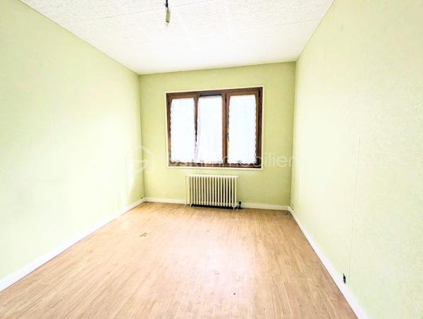 Maison à fort potentiel 4 pièces 85m² – WISSOUS (91320)
Quartier calme et recherché - 2 Chambres - Grand sous-sol avec garage + Garage annexe de 30m² environ
Idéal Rénovation & Aides Énergétiques

À la recherche d’un projet de vie sur-mesure ou d'un investissement à forte valorisation ? Découvrez en exclusivité cette maison individuelle offrant un potentiel rare sur le secteur prisé de Wissous. Édifiée sur une belle parcelle de 362 m², elle combine le calme d’un quartier résidentiel et la proximité des commodités.
- Des volumes généreux et évolutifs:
   D'une surface habitable d’environ 85 m² pour 120 m² utiles, le plan actuel propose :
  . Une pièce à vivre spacieuse : un bel espace lumineux à s'approprier pour créer votre salon-séjour idéal.
 . L'espace nuit : 2 chambres confortables et lumineuses.
 . Cuisine et salle de bain : espaces à réagencer, moderniser ou créer selon vos goûts.

- Des annexes exceptionnelles (Idéal artisan ou stockage):
 . Sous-sol total : comprenant un premier garage intégré et des espaces de stockage.
 . Garage indépendant : une annexe supplémentaire d’environ 30 m², rare sur le secteur, idéale pour un atelier, une profession libérale, ou du stationnement sécurisé.

- Le projet : Optimisation énergétique & Valorisation
. La maison nécessite des travaux de rénovation (isolation, système de chauffage, rafraîchissement général).
. Le + Performance : Ce profil de bien est le candidat parfait pour les dossiers de demandes d'aides à la rénovation énergétique. 
Améliorez le DPE et configurez une maison économe tout en créant une forte plus-value !

- Emplacement de premier choix
Située dans un environnement paisible et recherché de Wissous :
 . À deux pas des lignes de bus.
 . Commerces, écoles et services à proximité.
 . Accès aux axes routiers rapides (A6/A10/Orly).

-Planifiez votre visite :
Les biens offrant une telle surface utile et dépendances sont rares sur Wissous, si vous avez étudié votre capacité de financement, ne tardez pas à me contacter!
 
DPE : En cours (Logement à consommation énergétique excessive) / Les informations sur les risques auxquels ce bien est exposé sont disponibles sur le site Géorisques