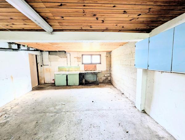 Maison à fort potentiel 4 pièces 85m² – WISSOUS (91320)
Quartier calme et recherché - 2 Chambres - Grand sous-sol avec garage + Garage annexe de 30m² environ
Idéal Rénovation & Aides Énergétiques

À la recherche d’un projet de vie sur-mesure ou d'un investissement à forte valorisation ? Découvrez en exclusivité cette maison individuelle offrant un potentiel rare sur le secteur prisé de Wissous. Édifiée sur une belle parcelle de 362 m², elle combine le calme d’un quartier résidentiel et la proximité des commodités.
- Des volumes généreux et évolutifs:
   D'une surface habitable d’environ 85 m² pour 120 m² utiles, le plan actuel propose :
  . Une pièce à vivre spacieuse : un bel espace lumineux à s'approprier pour créer votre salon-séjour idéal.
 . L'espace nuit : 2 chambres confortables et lumineuses.
 . Cuisine et salle de bain : espaces à réagencer, moderniser ou créer selon vos goûts.

- Des annexes exceptionnelles (Idéal artisan ou stockage):
 . Sous-sol total : comprenant un premier garage intégré et des espaces de stockage.
 . Garage indépendant : une annexe supplémentaire d’environ 30 m², rare sur le secteur, idéale pour un atelier, une profession libérale, ou du stationnement sécurisé.

- Le projet : Optimisation énergétique & Valorisation
. La maison nécessite des travaux de rénovation (isolation, système de chauffage, rafraîchissement général).
. Le + Performance : Ce profil de bien est le candidat parfait pour les dossiers de demandes d'aides à la rénovation énergétique. 
Améliorez le DPE et configurez une maison économe tout en créant une forte plus-value !

- Emplacement de premier choix
Située dans un environnement paisible et recherché de Wissous :
 . À deux pas des lignes de bus.
 . Commerces, écoles et services à proximité.
 . Accès aux axes routiers rapides (A6/A10/Orly).

-Planifiez votre visite :
Les biens offrant une telle surface utile et dépendances sont rares sur Wissous, si vous avez étudié votre capacité de financement, ne tardez pas à me contacter!
 
DPE : En cours (Logement à consommation énergétique excessive) / Les informations sur les risques auxquels ce bien est exposé sont disponibles sur le site Géorisques