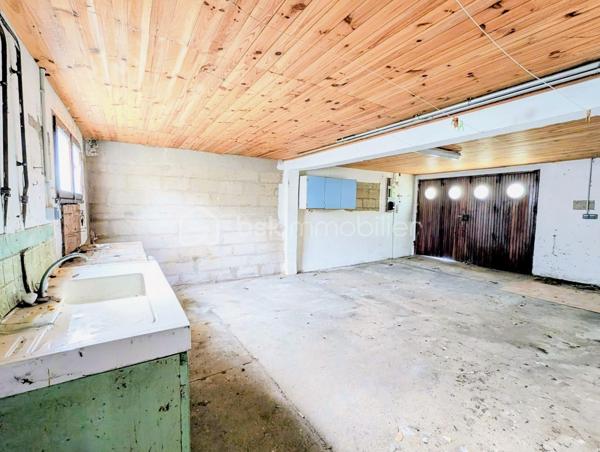 Maison à fort potentiel 4 pièces 85m² – WISSOUS (91320)
Quartier calme et recherché - 2 Chambres - Grand sous-sol avec garage + Garage annexe de 30m² environ
Idéal Rénovation & Aides Énergétiques

À la recherche d’un projet de vie sur-mesure ou d'un investissement à forte valorisation ? Découvrez en exclusivité cette maison individuelle offrant un potentiel rare sur le secteur prisé de Wissous. Édifiée sur une belle parcelle de 362 m², elle combine le calme d’un quartier résidentiel et la proximité des commodités.
- Des volumes généreux et évolutifs:
   D'une surface habitable d’environ 85 m² pour 120 m² utiles, le plan actuel propose :
  . Une pièce à vivre spacieuse : un bel espace lumineux à s'approprier pour créer votre salon-séjour idéal.
 . L'espace nuit : 2 chambres confortables et lumineuses.
 . Cuisine et salle de bain : espaces à réagencer, moderniser ou créer selon vos goûts.

- Des annexes exceptionnelles (Idéal artisan ou stockage):
 . Sous-sol total : comprenant un premier garage intégré et des espaces de stockage.
 . Garage indépendant : une annexe supplémentaire d’environ 30 m², rare sur le secteur, idéale pour un atelier, une profession libérale, ou du stationnement sécurisé.

- Le projet : Optimisation énergétique & Valorisation
. La maison nécessite des travaux de rénovation (isolation, système de chauffage, rafraîchissement général).
. Le + Performance : Ce profil de bien est le candidat parfait pour les dossiers de demandes d'aides à la rénovation énergétique. 
Améliorez le DPE et configurez une maison économe tout en créant une forte plus-value !

- Emplacement de premier choix
Située dans un environnement paisible et recherché de Wissous :
 . À deux pas des lignes de bus.
 . Commerces, écoles et services à proximité.
 . Accès aux axes routiers rapides (A6/A10/Orly).

-Planifiez votre visite :
Les biens offrant une telle surface utile et dépendances sont rares sur Wissous, si vous avez étudié votre capacité de financement, ne tardez pas à me contacter!
 
DPE : En cours (Logement à consommation énergétique excessive) / Les informations sur les risques auxquels ce bien est exposé sont disponibles sur le site Géorisques