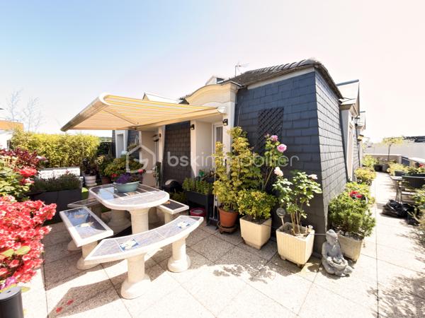 Coup de cœur assuré pour cet appartement d'exception au dernier étage, offrant une terrasse panoramique de 77 m² accessible depuis toutes les pièces. Lumineux, spacieux et parfaitement entretenu.

Situé au dernier étage d'une résidence de 2001 avec ascenseur et façade ravalée, cet appartement de 5 pièces vous séduira par sa luminosité et ses prestations de qualité.

Il comprend :

Un séjour spacieux et lumineux
Une salle à manger indépendante
Une cuisine aménagée et équipée (meubles chêne massif, four encastré, lave-vaisselle)
3 chambres
Une salle d'eau avec douche

Confort thermique assuré toute l'année grâce à la climatisation réversible en pompe à chaleur.
En extérieur, une terrasse de 77 m² aménagée avec soin (store banne, salon de jardin, espace végétalisé) offre une vue dégagée sur les toits. Un véritable atout rare sur le secteur.
En sous-sol, un box fermé d'environ 30 m² complète ce bien.

Les + du bien
 Dernier étage avec ascenseur
 Terrasse 77 m² accessible depuis toutes les pièces
 Climatisation réversible PAC
 Box 30 m² en sous-sol
 Immeuble ravalé
 Vue dégagée