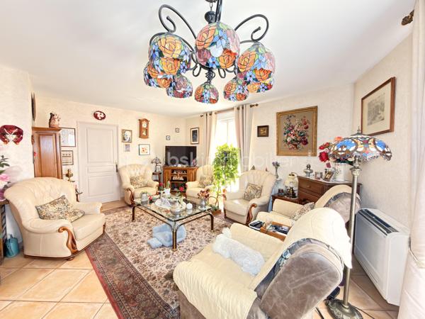 Coup de cœur assuré pour cet appartement d'exception au dernier étage, offrant une terrasse panoramique de 77 m² accessible depuis toutes les pièces. Lumineux, spacieux et parfaitement entretenu.

Situé au dernier étage d'une résidence de 2001 avec ascenseur et façade ravalée, cet appartement de 5 pièces vous séduira par sa luminosité et ses prestations de qualité.

Il comprend :

Un séjour spacieux et lumineux
Une salle à manger indépendante
Une cuisine aménagée et équipée (meubles chêne massif, four encastré, lave-vaisselle)
3 chambres
Une salle d'eau avec douche

Confort thermique assuré toute l'année grâce à la climatisation réversible en pompe à chaleur.
En extérieur, une terrasse de 77 m² aménagée avec soin (store banne, salon de jardin, espace végétalisé) offre une vue dégagée sur les toits. Un véritable atout rare sur le secteur.
En sous-sol, un box fermé d'environ 30 m² complète ce bien.

Les + du bien
 Dernier étage avec ascenseur
 Terrasse 77 m² accessible depuis toutes les pièces
 Climatisation réversible PAC
 Box 30 m² en sous-sol
 Immeuble ravalé
 Vue dégagée