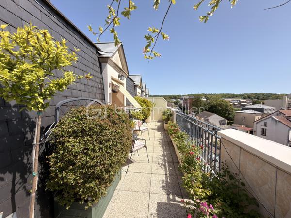 Coup de cœur assuré pour cet appartement d'exception au dernier étage, offrant une terrasse panoramique de 77 m² accessible depuis toutes les pièces. Lumineux, spacieux et parfaitement entretenu.

Situé au dernier étage d'une résidence de 2001 avec ascenseur et façade ravalée, cet appartement de 5 pièces vous séduira par sa luminosité et ses prestations de qualité.

Il comprend :

Un séjour spacieux et lumineux
Une salle à manger indépendante
Une cuisine aménagée et équipée (meubles chêne massif, four encastré, lave-vaisselle)
3 chambres
Une salle d'eau avec douche

Confort thermique assuré toute l'année grâce à la climatisation réversible en pompe à chaleur.
En extérieur, une terrasse de 77 m² aménagée avec soin (store banne, salon de jardin, espace végétalisé) offre une vue dégagée sur les toits. Un véritable atout rare sur le secteur.
En sous-sol, un box fermé d'environ 30 m² complète ce bien.

Les + du bien
 Dernier étage avec ascenseur
 Terrasse 77 m² accessible depuis toutes les pièces
 Climatisation réversible PAC
 Box 30 m² en sous-sol
 Immeuble ravalé
 Vue dégagée