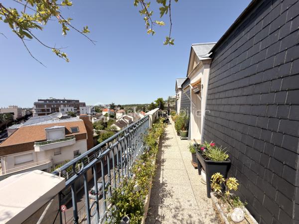 Coup de cœur assuré pour cet appartement d'exception au dernier étage, offrant une terrasse panoramique de 77 m² accessible depuis toutes les pièces. Lumineux, spacieux et parfaitement entretenu.

Situé au dernier étage d'une résidence de 2001 avec ascenseur et façade ravalée, cet appartement de 5 pièces vous séduira par sa luminosité et ses prestations de qualité.

Il comprend :

Un séjour spacieux et lumineux
Une salle à manger indépendante
Une cuisine aménagée et équipée (meubles chêne massif, four encastré, lave-vaisselle)
3 chambres
Une salle d'eau avec douche

Confort thermique assuré toute l'année grâce à la climatisation réversible en pompe à chaleur.
En extérieur, une terrasse de 77 m² aménagée avec soin (store banne, salon de jardin, espace végétalisé) offre une vue dégagée sur les toits. Un véritable atout rare sur le secteur.
En sous-sol, un box fermé d'environ 30 m² complète ce bien.

Les + du bien
 Dernier étage avec ascenseur
 Terrasse 77 m² accessible depuis toutes les pièces
 Climatisation réversible PAC
 Box 30 m² en sous-sol
 Immeuble ravalé
 Vue dégagée