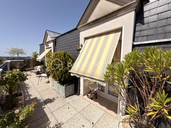 Coup de cœur assuré pour cet appartement d'exception au dernier étage, offrant une terrasse panoramique de 77 m² accessible depuis toutes les pièces. Lumineux, spacieux et parfaitement entretenu.

Situé au dernier étage d'une résidence de 2001 avec ascenseur et façade ravalée, cet appartement de 5 pièces vous séduira par sa luminosité et ses prestations de qualité.

Il comprend :

Un séjour spacieux et lumineux
Une salle à manger indépendante
Une cuisine aménagée et équipée (meubles chêne massif, four encastré, lave-vaisselle)
3 chambres
Une salle d'eau avec douche

Confort thermique assuré toute l'année grâce à la climatisation réversible en pompe à chaleur.
En extérieur, une terrasse de 77 m² aménagée avec soin (store banne, salon de jardin, espace végétalisé) offre une vue dégagée sur les toits. Un véritable atout rare sur le secteur.
En sous-sol, un box fermé d'environ 30 m² complète ce bien.

Les + du bien
 Dernier étage avec ascenseur
 Terrasse 77 m² accessible depuis toutes les pièces
 Climatisation réversible PAC
 Box 30 m² en sous-sol
 Immeuble ravalé
 Vue dégagée