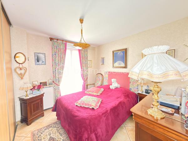 Coup de cœur assuré pour cet appartement d'exception au dernier étage, offrant une terrasse panoramique de 77 m² accessible depuis toutes les pièces. Lumineux, spacieux et parfaitement entretenu.

Situé au dernier étage d'une résidence de 2001 avec ascenseur et façade ravalée, cet appartement de 5 pièces vous séduira par sa luminosité et ses prestations de qualité.

Il comprend :

Un séjour spacieux et lumineux
Une salle à manger indépendante
Une cuisine aménagée et équipée (meubles chêne massif, four encastré, lave-vaisselle)
3 chambres
Une salle d'eau avec douche

Confort thermique assuré toute l'année grâce à la climatisation réversible en pompe à chaleur.
En extérieur, une terrasse de 77 m² aménagée avec soin (store banne, salon de jardin, espace végétalisé) offre une vue dégagée sur les toits. Un véritable atout rare sur le secteur.
En sous-sol, un box fermé d'environ 30 m² complète ce bien.

Les + du bien
 Dernier étage avec ascenseur
 Terrasse 77 m² accessible depuis toutes les pièces
 Climatisation réversible PAC
 Box 30 m² en sous-sol
 Immeuble ravalé
 Vue dégagée