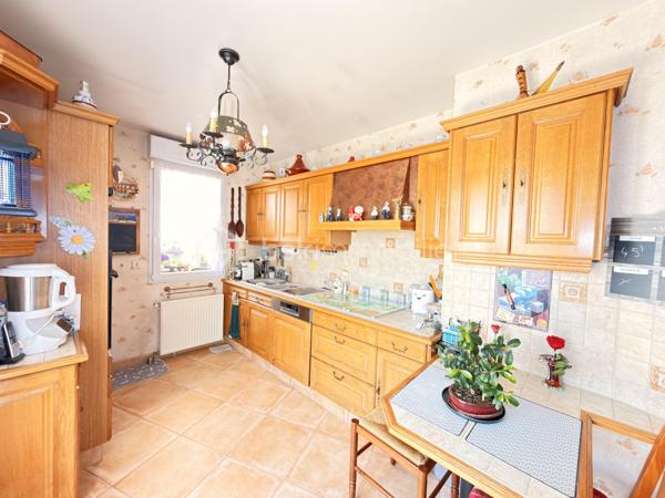 Coup de cœur assuré pour cet appartement d'exception au dernier étage, offrant une terrasse panoramique de 77 m² accessible depuis toutes les pièces. Lumineux, spacieux et parfaitement entretenu.

Situé au dernier étage d'une résidence de 2001 avec ascenseur et façade ravalée, cet appartement de 5 pièces vous séduira par sa luminosité et ses prestations de qualité.

Il comprend :

Un séjour spacieux et lumineux
Une salle à manger indépendante
Une cuisine aménagée et équipée (meubles chêne massif, four encastré, lave-vaisselle)
3 chambres
Une salle d'eau avec douche

Confort thermique assuré toute l'année grâce à la climatisation réversible en pompe à chaleur.
En extérieur, une terrasse de 77 m² aménagée avec soin (store banne, salon de jardin, espace végétalisé) offre une vue dégagée sur les toits. Un véritable atout rare sur le secteur.
En sous-sol, un box fermé d'environ 30 m² complète ce bien.

Les + du bien
 Dernier étage avec ascenseur
 Terrasse 77 m² accessible depuis toutes les pièces
 Climatisation réversible PAC
 Box 30 m² en sous-sol
 Immeuble ravalé
 Vue dégagée
