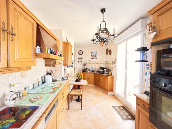 Coup de cœur assuré pour cet appartement d'exception au dernier étage, offrant une terrasse panoramique de 77 m² accessible depuis toutes les pièces. Lumineux, spacieux et parfaitement entretenu.

Situé au dernier étage d'une résidence de 2001 avec ascenseur et façade ravalée, cet appartement de 5 pièces vous séduira par sa luminosité et ses prestations de qualité.

Il comprend :

Un séjour spacieux et lumineux
Une salle à manger indépendante
Une cuisine aménagée et équipée (meubles chêne massif, four encastré, lave-vaisselle)
3 chambres
Une salle d'eau avec douche

Confort thermique assuré toute l'année grâce à la climatisation réversible en pompe à chaleur.
En extérieur, une terrasse de 77 m² aménagée avec soin (store banne, salon de jardin, espace végétalisé) offre une vue dégagée sur les toits. Un véritable atout rare sur le secteur.
En sous-sol, un box fermé d'environ 30 m² complète ce bien.

Les + du bien
 Dernier étage avec ascenseur
 Terrasse 77 m² accessible depuis toutes les pièces
 Climatisation réversible PAC
 Box 30 m² en sous-sol
 Immeuble ravalé
 Vue dégagée