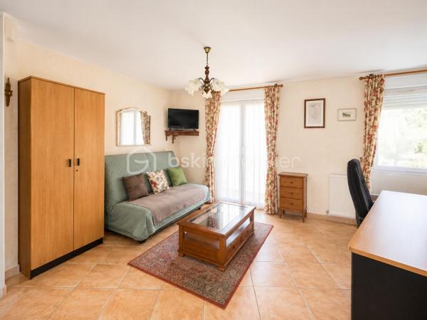 Coup de cœur assuré pour cet appartement d'exception au dernier étage, offrant une terrasse panoramique de 77 m² accessible depuis toutes les pièces. Lumineux, spacieux et parfaitement entretenu.

Situé au dernier étage d'une résidence de 2001 avec ascenseur et façade ravalée, cet appartement de 5 pièces vous séduira par sa luminosité et ses prestations de qualité.

Il comprend :

Un séjour spacieux et lumineux
Une salle à manger indépendante
Une cuisine aménagée et équipée (meubles chêne massif, four encastré, lave-vaisselle)
3 chambres
Une salle d'eau avec douche

Confort thermique assuré toute l'année grâce à la climatisation réversible en pompe à chaleur.
En extérieur, une terrasse de 77 m² aménagée avec soin (store banne, salon de jardin, espace végétalisé) offre une vue dégagée sur les toits. Un véritable atout rare sur le secteur.
En sous-sol, un box fermé d'environ 30 m² complète ce bien.

Les + du bien
 Dernier étage avec ascenseur
 Terrasse 77 m² accessible depuis toutes les pièces
 Climatisation réversible PAC
 Box 30 m² en sous-sol
 Immeuble ravalé
 Vue dégagée