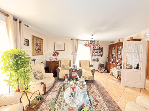 Coup de cœur assuré pour cet appartement d'exception au dernier étage, offrant une terrasse panoramique de 77 m² accessible depuis toutes les pièces. Lumineux, spacieux et parfaitement entretenu.

Situé au dernier étage d'une résidence de 2001 avec ascenseur et façade ravalée, cet appartement de 5 pièces vous séduira par sa luminosité et ses prestations de qualité.

Il comprend :

Un séjour spacieux et lumineux
Une salle à manger indépendante
Une cuisine aménagée et équipée (meubles chêne massif, four encastré, lave-vaisselle)
3 chambres
Une salle d'eau avec douche

Confort thermique assuré toute l'année grâce à la climatisation réversible en pompe à chaleur.
En extérieur, une terrasse de 77 m² aménagée avec soin (store banne, salon de jardin, espace végétalisé) offre une vue dégagée sur les toits. Un véritable atout rare sur le secteur.
En sous-sol, un box fermé d'environ 30 m² complète ce bien.

Les + du bien
 Dernier étage avec ascenseur
 Terrasse 77 m² accessible depuis toutes les pièces
 Climatisation réversible PAC
 Box 30 m² en sous-sol
 Immeuble ravalé
 Vue dégagée