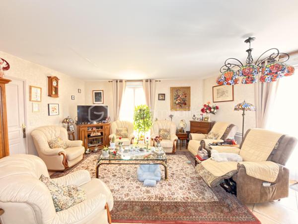 Coup de cœur assuré pour cet appartement d'exception au dernier étage, offrant une terrasse panoramique de 77 m² accessible depuis toutes les pièces. Lumineux, spacieux et parfaitement entretenu.

Situé au dernier étage d'une résidence de 2001 avec ascenseur et façade ravalée, cet appartement de 5 pièces vous séduira par sa luminosité et ses prestations de qualité.

Il comprend :

Un séjour spacieux et lumineux
Une salle à manger indépendante
Une cuisine aménagée et équipée (meubles chêne massif, four encastré, lave-vaisselle)
3 chambres
Une salle d'eau avec douche

Confort thermique assuré toute l'année grâce à la climatisation réversible en pompe à chaleur.
En extérieur, une terrasse de 77 m² aménagée avec soin (store banne, salon de jardin, espace végétalisé) offre une vue dégagée sur les toits. Un véritable atout rare sur le secteur.
En sous-sol, un box fermé d'environ 30 m² complète ce bien.

Les + du bien
 Dernier étage avec ascenseur
 Terrasse 77 m² accessible depuis toutes les pièces
 Climatisation réversible PAC
 Box 30 m² en sous-sol
 Immeuble ravalé
 Vue dégagée