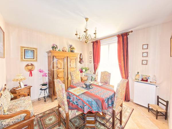 Coup de cœur assuré pour cet appartement d'exception au dernier étage, offrant une terrasse panoramique de 77 m² accessible depuis toutes les pièces. Lumineux, spacieux et parfaitement entretenu.

Situé au dernier étage d'une résidence de 2001 avec ascenseur et façade ravalée, cet appartement de 5 pièces vous séduira par sa luminosité et ses prestations de qualité.

Il comprend :

Un séjour spacieux et lumineux
Une salle à manger indépendante
Une cuisine aménagée et équipée (meubles chêne massif, four encastré, lave-vaisselle)
3 chambres
Une salle d'eau avec douche

Confort thermique assuré toute l'année grâce à la climatisation réversible en pompe à chaleur.
En extérieur, une terrasse de 77 m² aménagée avec soin (store banne, salon de jardin, espace végétalisé) offre une vue dégagée sur les toits. Un véritable atout rare sur le secteur.
En sous-sol, un box fermé d'environ 30 m² complète ce bien.

Les + du bien
 Dernier étage avec ascenseur
 Terrasse 77 m² accessible depuis toutes les pièces
 Climatisation réversible PAC
 Box 30 m² en sous-sol
 Immeuble ravalé
 Vue dégagée