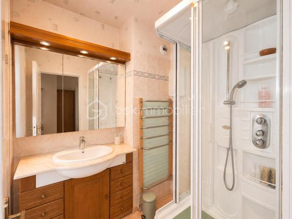 Coup de cœur assuré pour cet appartement d'exception au dernier étage, offrant une terrasse panoramique de 77 m² accessible depuis toutes les pièces. Lumineux, spacieux et parfaitement entretenu.

Situé au dernier étage d'une résidence de 2001 avec ascenseur et façade ravalée, cet appartement de 5 pièces vous séduira par sa luminosité et ses prestations de qualité.

Il comprend :

Un séjour spacieux et lumineux
Une salle à manger indépendante
Une cuisine aménagée et équipée (meubles chêne massif, four encastré, lave-vaisselle)
3 chambres
Une salle d'eau avec douche

Confort thermique assuré toute l'année grâce à la climatisation réversible en pompe à chaleur.
En extérieur, une terrasse de 77 m² aménagée avec soin (store banne, salon de jardin, espace végétalisé) offre une vue dégagée sur les toits. Un véritable atout rare sur le secteur.
En sous-sol, un box fermé d'environ 30 m² complète ce bien.

Les + du bien
 Dernier étage avec ascenseur
 Terrasse 77 m² accessible depuis toutes les pièces
 Climatisation réversible PAC
 Box 30 m² en sous-sol
 Immeuble ravalé
 Vue dégagée