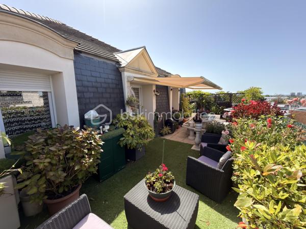 Coup de cœur assuré pour cet appartement d'exception au dernier étage, offrant une terrasse panoramique de 77 m² accessible depuis toutes les pièces. Lumineux, spacieux et parfaitement entretenu.

Situé au dernier étage d'une résidence de 2001 avec ascenseur et façade ravalée, cet appartement de 5 pièces vous séduira par sa luminosité et ses prestations de qualité.

Il comprend :

Un séjour spacieux et lumineux
Une salle à manger indépendante
Une cuisine aménagée et équipée (meubles chêne massif, four encastré, lave-vaisselle)
3 chambres
Une salle d'eau avec douche

Confort thermique assuré toute l'année grâce à la climatisation réversible en pompe à chaleur.
En extérieur, une terrasse de 77 m² aménagée avec soin (store banne, salon de jardin, espace végétalisé) offre une vue dégagée sur les toits. Un véritable atout rare sur le secteur.
En sous-sol, un box fermé d'environ 30 m² complète ce bien.

Les + du bien
 Dernier étage avec ascenseur
 Terrasse 77 m² accessible depuis toutes les pièces
 Climatisation réversible PAC
 Box 30 m² en sous-sol
 Immeuble ravalé
 Vue dégagée
