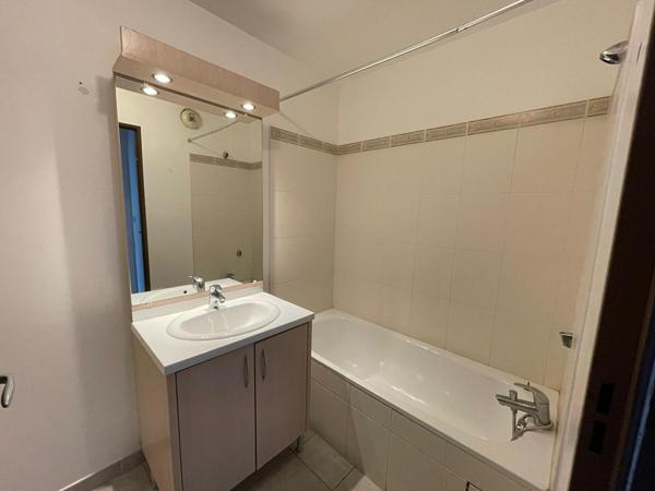 AVIGNON LE PONTET - APPARTEMENT T3 avec BALCON + GARAGE - PLEIN SUD - 53 M²